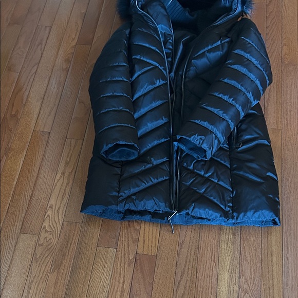 NWOT DKNY water-resistant puffer coat with a fixed bib - Picture 2 of 11